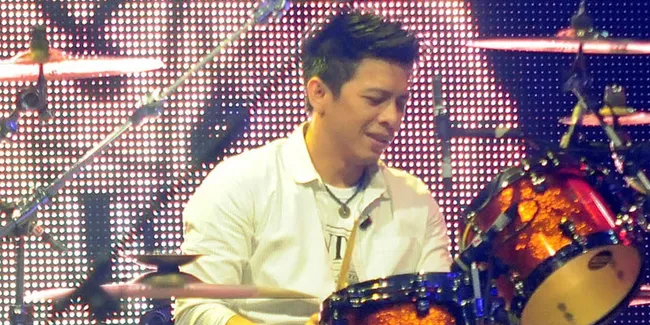 [Foto] Rela Nggak Kalau Ariel Alih Profesi Jadi Drummer?