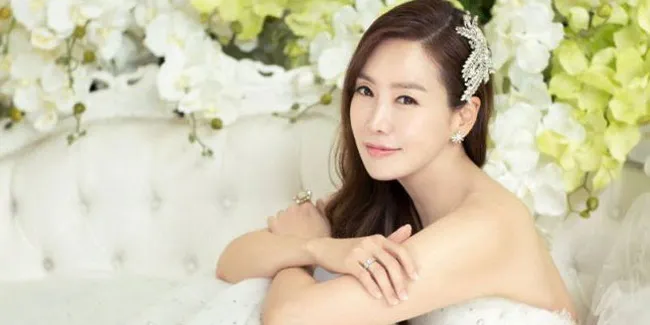 [FOTO] Resmi Menikah, Kim Jung Eun Gelar Pesta Cantik Elegan