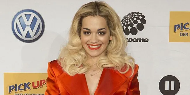 [Foto] Rita Ora Telanjang di Balik Jas Panjang?