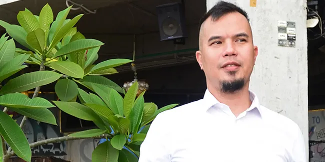 Foto: Saat Ahmad Dhani Merangkul 2 'Bidadari Cantik RCM'