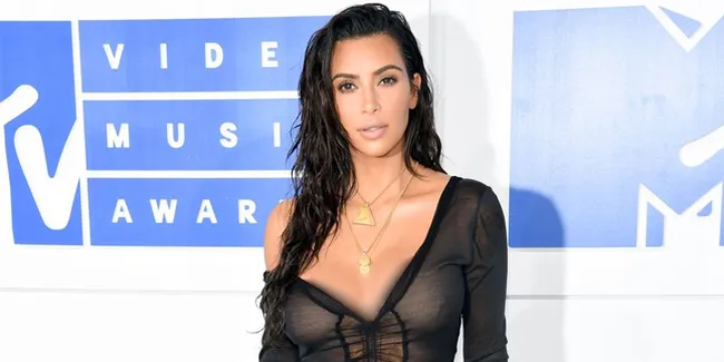 [FOTO] Sakit Kulit, Kaki Kim Kardashian Tak Semulus Bayanganmu