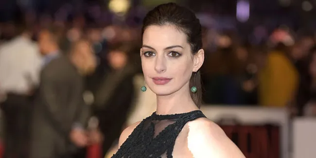 FOTO: Sensual & Stunning, Gaya Anne Hathaway di Majalah Elle