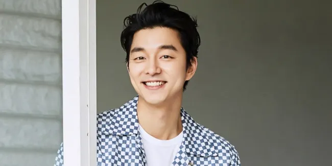 [FOTO] Serba Nge-Pink, Gong Yoo Pamer Senyum & Wajah Ganteng