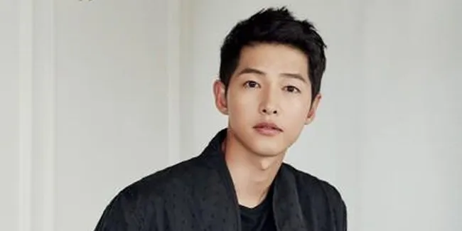 Foto Song Joong Ki Syuting Drama 'VINCENZO' Beredar, Makin Ganteng Pakai Setelan Jas