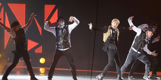 [FOTO] Spesial, Shawol Indonesia Berikan Kue Tart Untuk SHINee