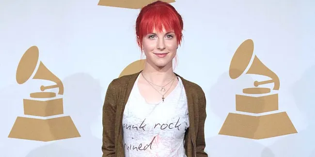 [Foto] Tanpa Alis, Hayley Williams Kalah Cantik Dengan Miley Cyrus?