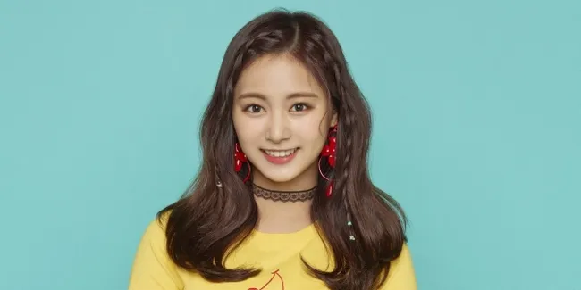 Foto Tzuyu TWICE Dengan Poni Baru Jadi Bukti Kedekatan Para Anggota TWICE
