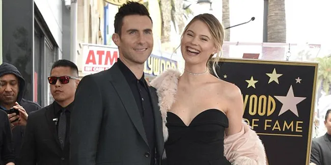 [FOTO] Usia 5 Bulan, Bayi Adam Levine - Behati Prinsloo Nggemesin