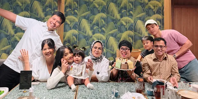 Fuji Rayakan Ulang Tahun Ibunda Dewi Zuhriati ke-57, Ada Pesan untuk Netizen