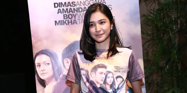 Ganti Baju di Jalanan Milan, Mikha Tambayong Cuek Dilihat Bule