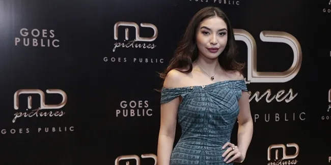 Gara-Gara Foto Sambil Pegang Rokok, Manohara Odelia Pinot Dihujat Netizen