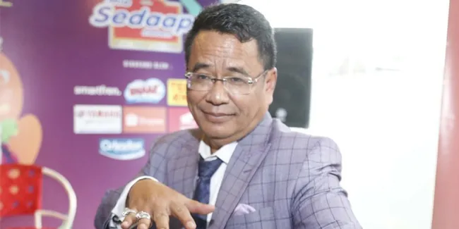 Gaya Hotman Paris Saat Berjemur Bareng Mobil Mewah Jadi Sorotan