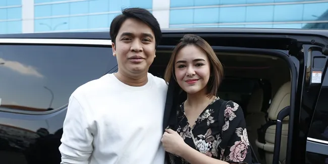 Gaya Pacaran Sederhana, Billy Syahputra & Amanda Manopo Cuek Pakai Sandal ke Mall - Makan di Pinggir Jalan