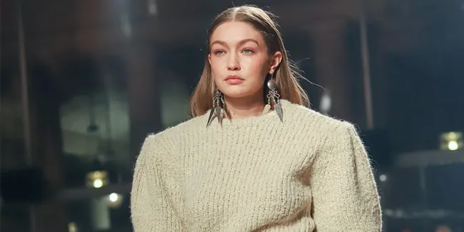 Gigi Hadid Posting Foto Gendong Bayinya dan Pamer Dekorasi Natal