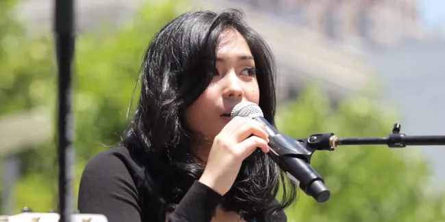 Gitaris Cantik Prisa, Ditemukan Galau Nyanyi Lagu Sheila On 7