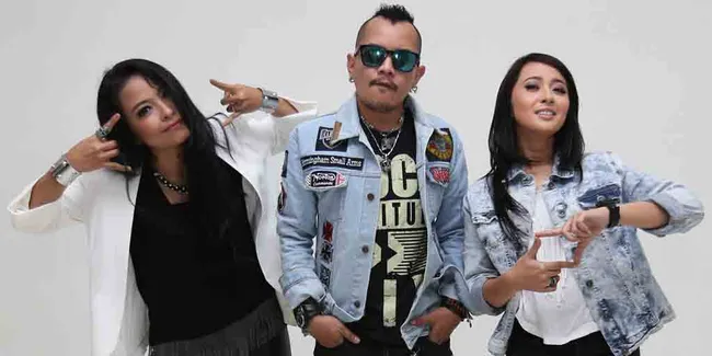 Gokil!! Ichez dan Pare Terbang Bersama di Konser 1 Dekade Kotak