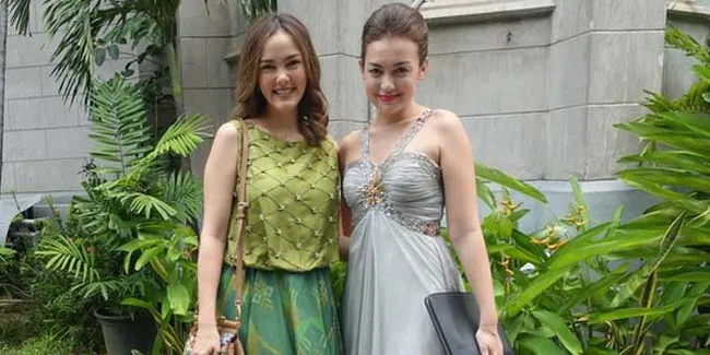 Hadir di Pernikahan Sandra Dewi, Cathy Sharon Bawa 'Pendamping'