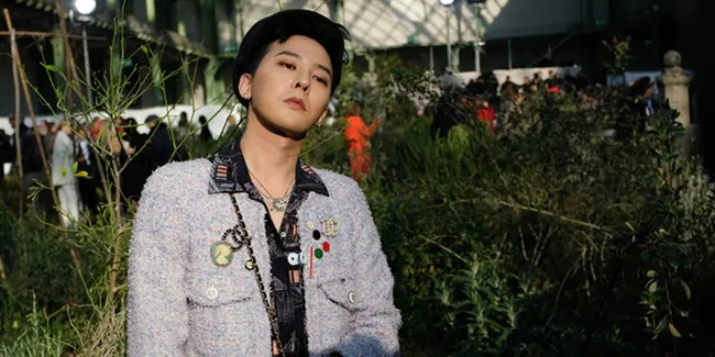 Hadiri Event Chanel di Paris Fashion Week, G-Dragon Berani Pakai Baju Wanita