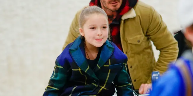 Hadiri Fashion Show Victoria, Harper Beckham Dandan Cantik & Stylish Banget!