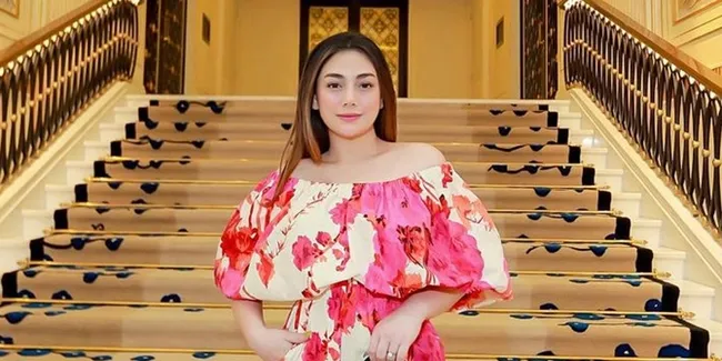 Hadiri Pernikahan Vicky Prasetyo Tak Bersama Stefan William, Celine Evangelista Akui Sering Datang ke Acara Sendirian