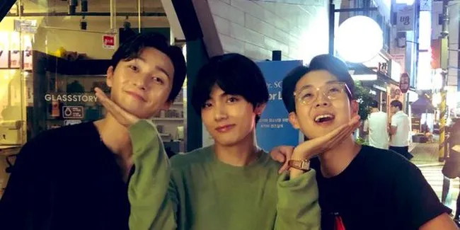 Hadiri Premier 'THE DIVINE FURY', V BTS Beri Dukungan Park Seo Joon dan Choi Woo Shik