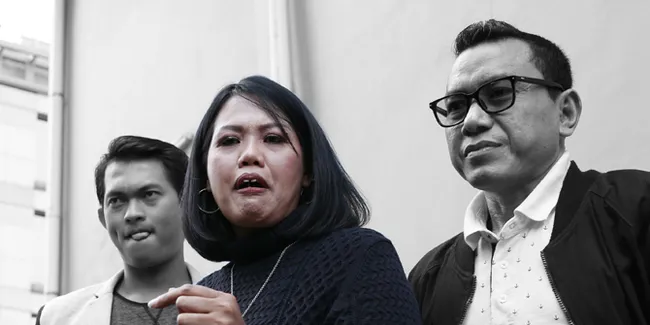 Hadiri Wisuda Anak, Elly Sugigi Mengaku Bahagia Campur Sedih