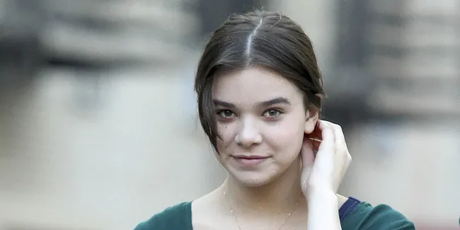 Hailee Steinfield Menjadi Gadis Hamil Di Film Terbarunya!
