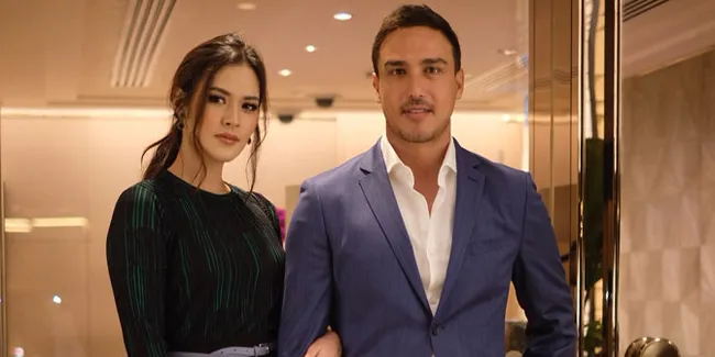Hamish Daud Peluk Raisa Romantis Saat Buka Bareng Keluarga di Rumah