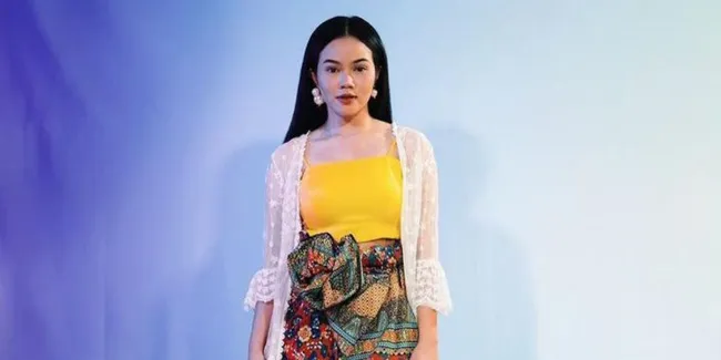 Hapus Make Up Saat Manggung, Yura Yunita Ajak Penonton untuk Terima Ketidaksempurnaan dan Selalu Bersyukur
