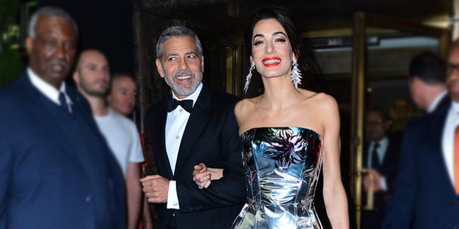 High Heels Copot, Amal Clooney Nyaris Jatuh di Depan Umum