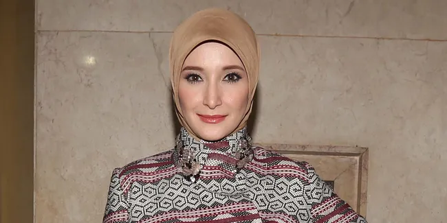 Hijab Ini Bikin Putri Inneke Koesherawati Secantik Bidadari