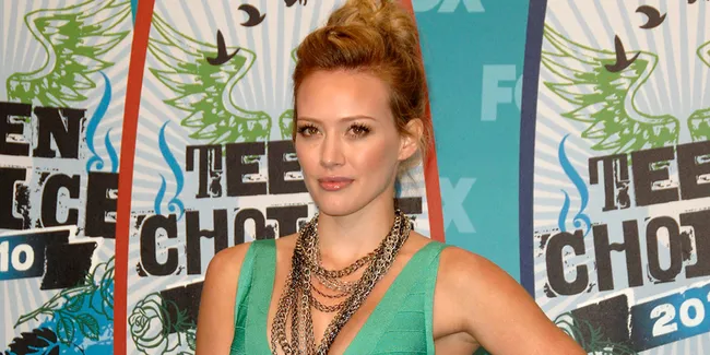 Hilary Duff Batalkan Perceraian Dengan Suami