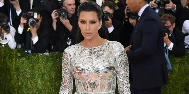 Hot Menggoda, Kim Kardashian Nekat Pakai Lingerie di Depan Umum