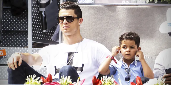 Hot Papa! Romantisme Mesra Cristiano Ronaldo dan Anaknya