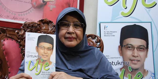 Ibunda Uje Tak Hadiri Peringatan 100 Hari Wafat Anaknya