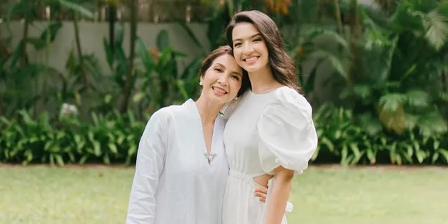 Ibunda Ulang Tahun, Raline Shah Posting Foto Bareng yang Terlihat Seperti Adik Kakak