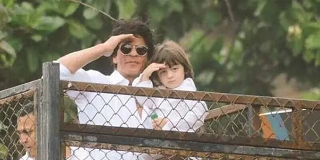 Ikut Sapa Fans, AbRam Khan Curi Perhatian Dari Perayaan Ultah SRK