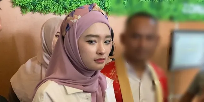 Inara Rusli Bawa Kunci Sebagai Bukti Atas Dugaan Kekerasan yang Dilakukan Virgoun Pada Anaknya