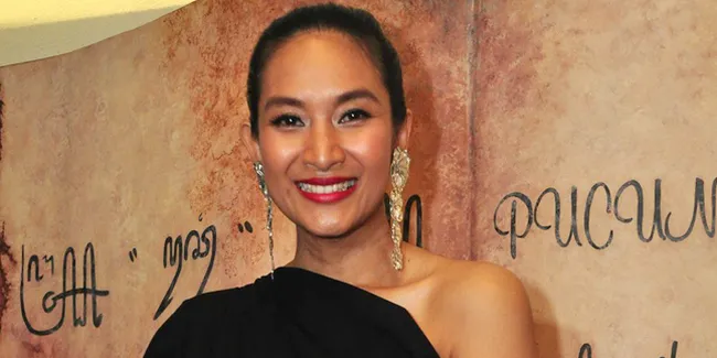 Ingin Berbagi Inspirasi, Happy Salma Tulis 'The Warrior Daughter'