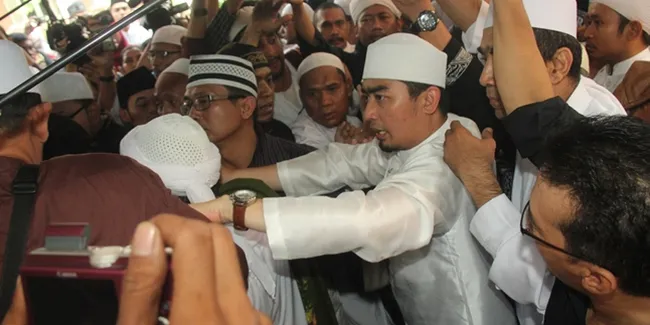 Ini Kronologi & Jawaban Ustaz Solmed Dikabarkan Dikeroyok Warga