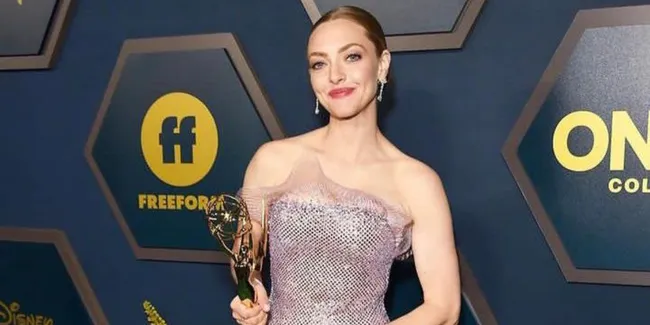 Inilah Deretan Para Artis Berbusana Terbaik di EMMY AWARDS 2022, Kalian Pilih yang Mana?
