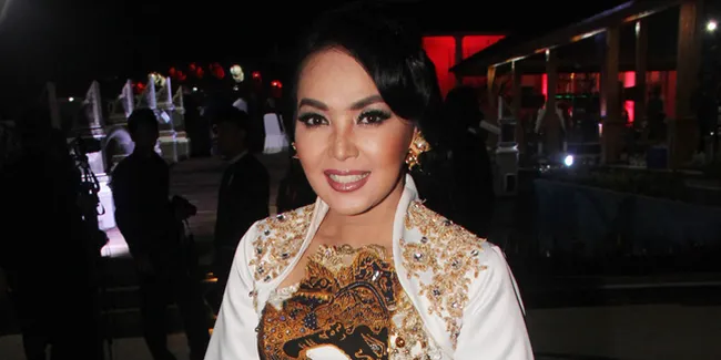 Injak Usia 45 Tahun, Dewi Gita Belum Punya Keberanian Berhijab