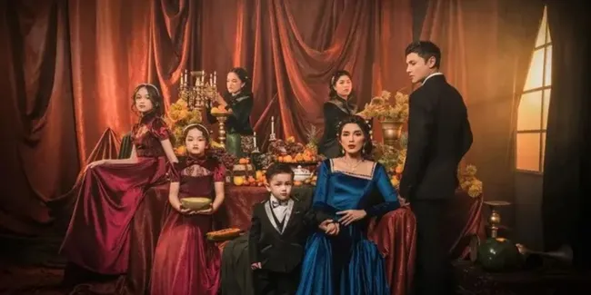 Intip Family Portrait Andhika Pratama dan Ussy Sulistiawaty, Punya 4 Anak Cewek yang Cantik-cantik