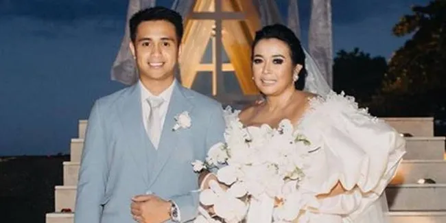 Istri Ajun Perwira Hamil, Tingkahnya Pas Ngidam Bikin Heboh Sampai Berdiri di Mobil