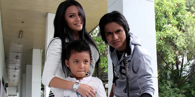 Istri Charly Setia Band Hamil Anak Kedua