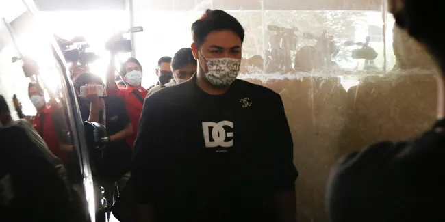 Ivan Gunawan Jalani Pemeriksaan DNA Pro Bawa Koper, Apa Isinya?
