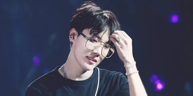 J-Hope BTS Pakai Celana Mirip Piyama di Airport, Harganya Sampai Puluhan Juta Rupiah!