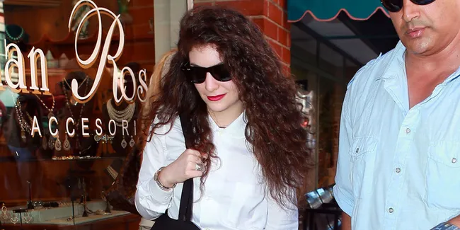 Jadi Korban Photoshop, Hidung Lorde Jadi Tampak Aneh!