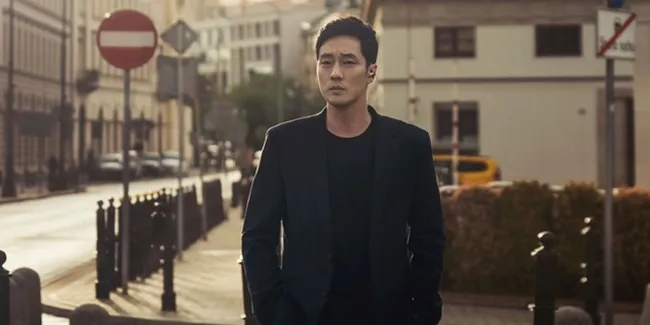 Jadi Mata-Mata di Polandia, So Ji Sub Ganteng Banget