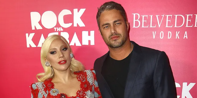Jadi Model, Lady Gaga - Taylor Kinney Nekat Berpose Tanpa Busana